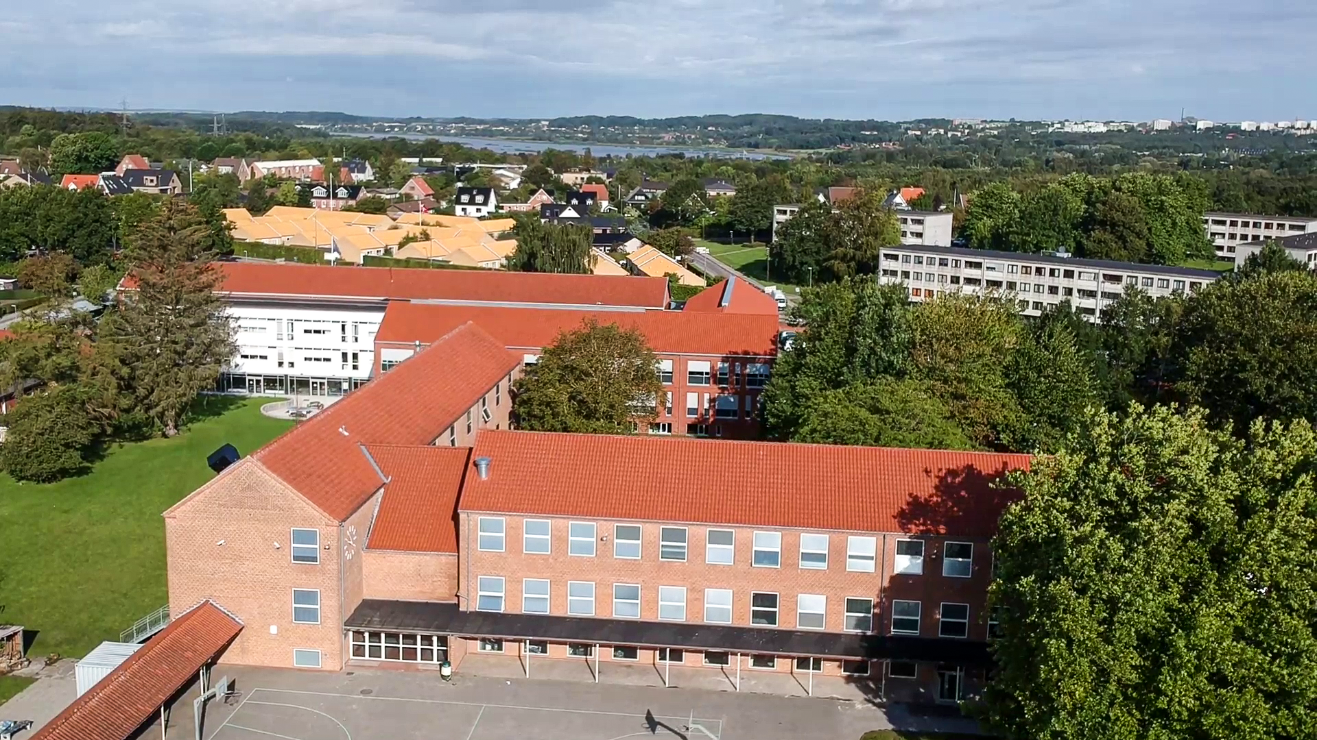 Luftfoto af Vestergårdsskolen med søen i baggrunden