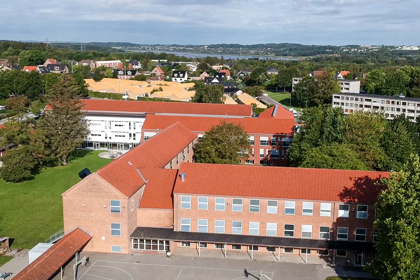 Luftfoto af Vestergårdsskolen med søen i baggrunden