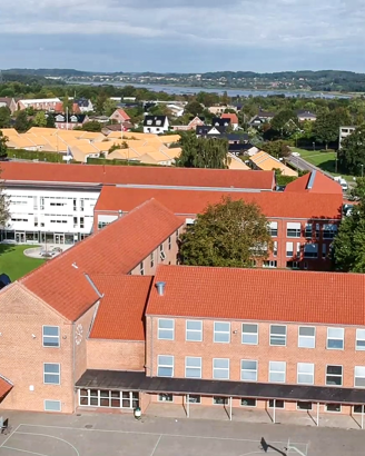 Luftfoto af Vestergårdsskolen med søen i baggrunden