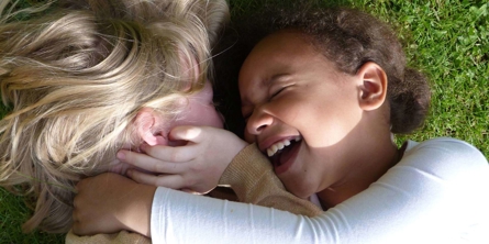 To glade piger på græsset (Skolestart)